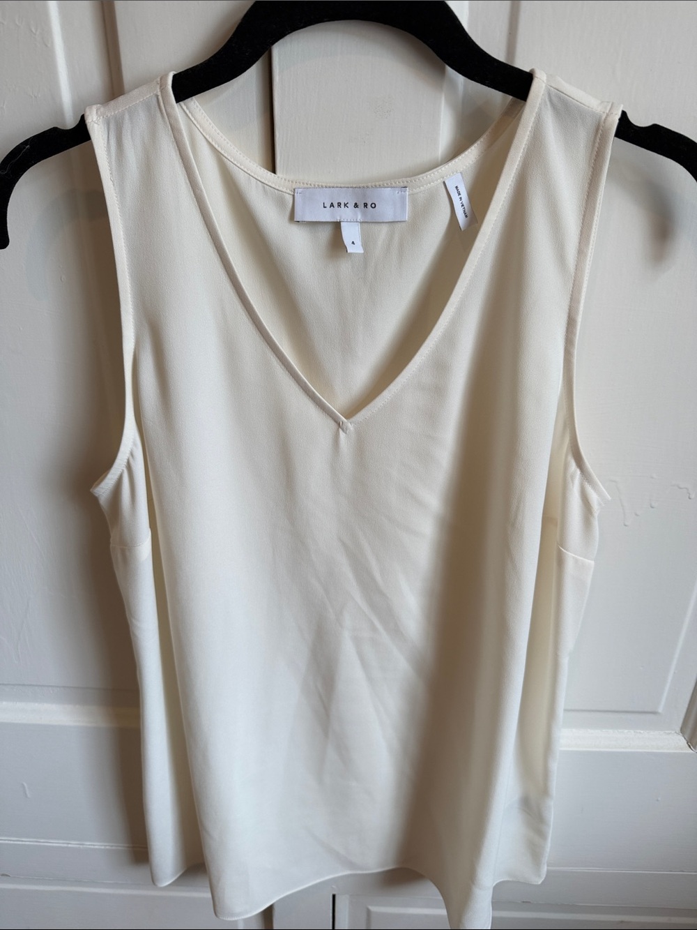 Lark & Ro Cream V-Neck Sleeveless Camisole